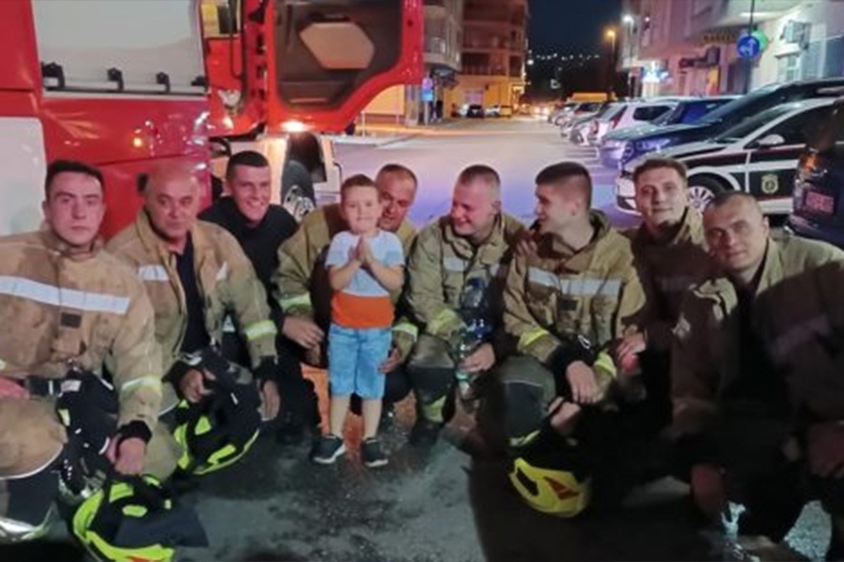 Ovo je mali heroj zahvaljujući kojem je brzo ugašen požar u stanu u Sarajevu (VIDEO)