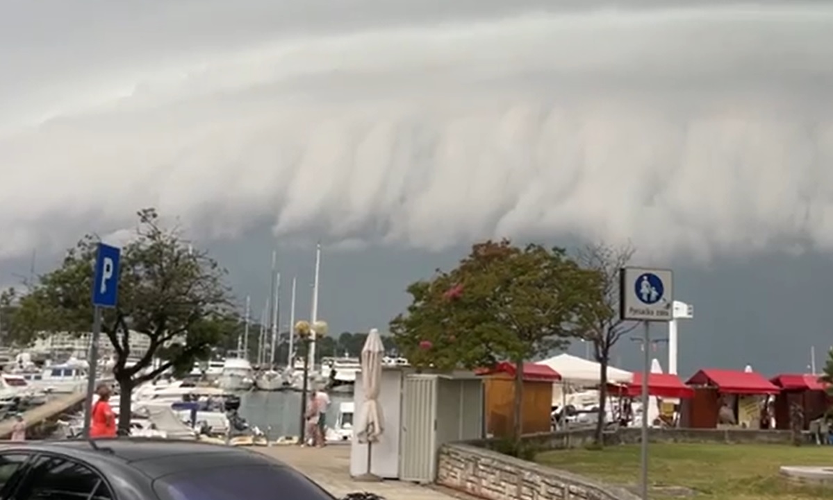 Zastrašujući prizori: Građani u strahu snimali dolazak nove superćelijske oluje (VIDEO)