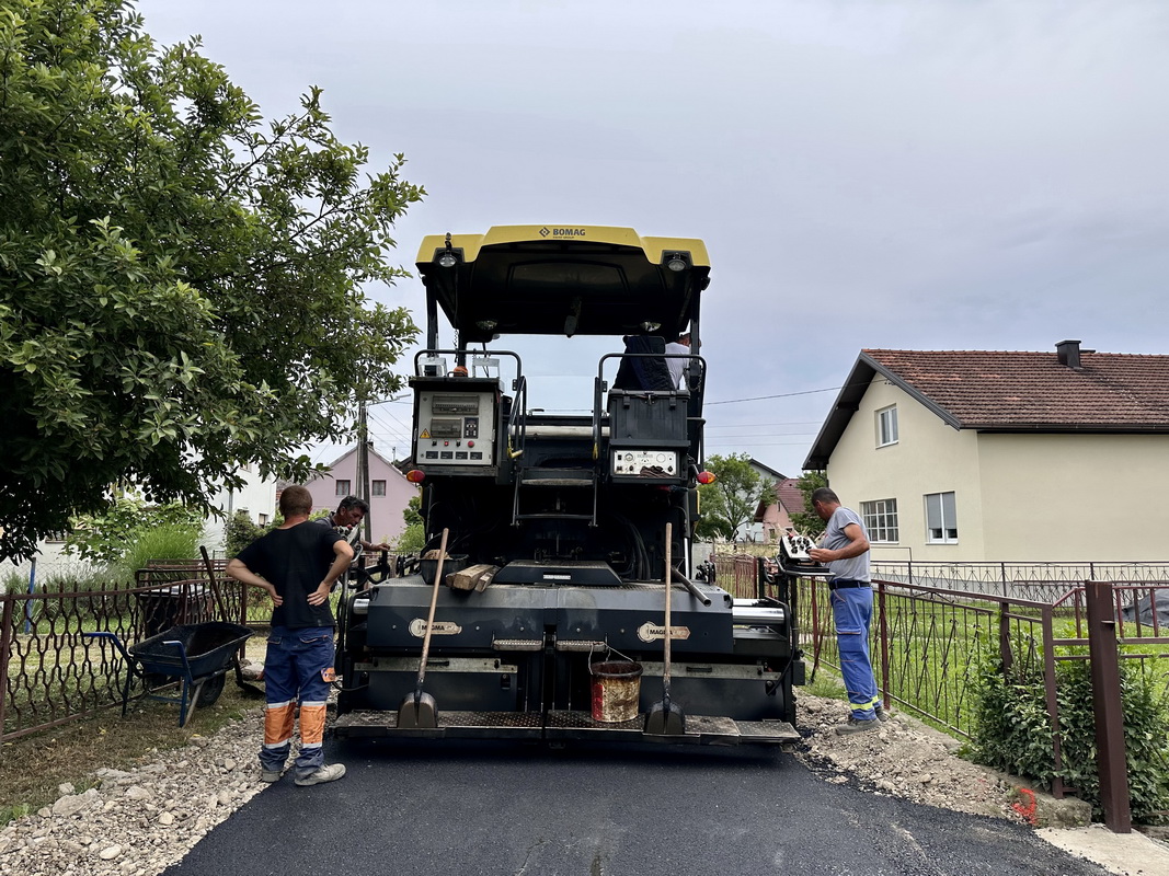 Prijedor: Nesmetano odvijanje radova na asfaltiranju putnih pravaca na području grada