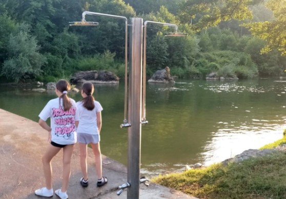 Postavljeni tuševi na plaži u Zelenom viru