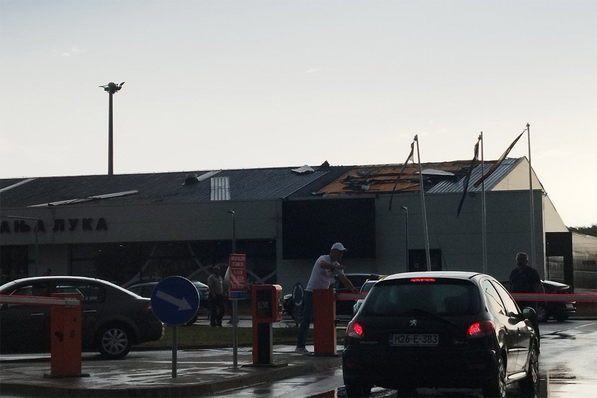 Nevrijeme oštetilo krov banjalučkog aerodroma, letovi otkazani