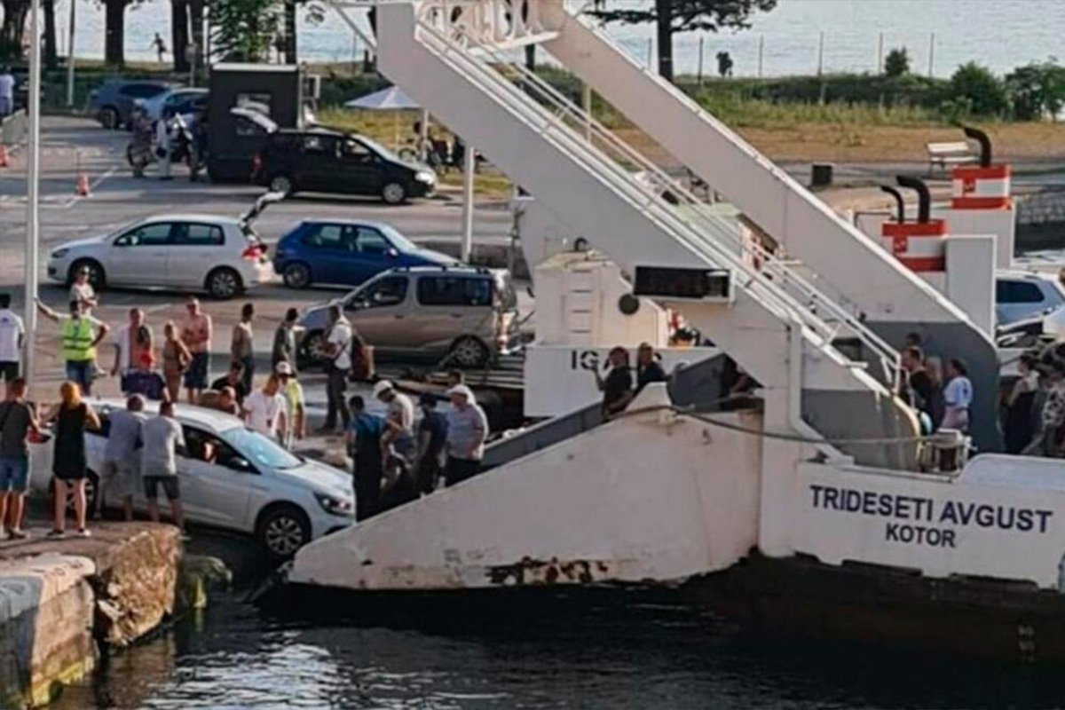 Incident u Crnoj Gori: Vozač pokušao da se ukrca na trajekt u pokretu