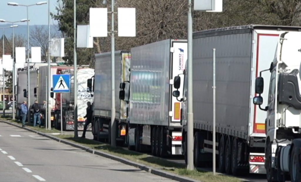 Na graničnom prelazu u Gradiški prevarant koristi dobrotu šofera da IZVUČE NOVAC