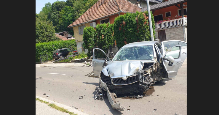 SAOBRAĆAJKA U TOPLICAMA Autom pokosio dvorišnu ogradu