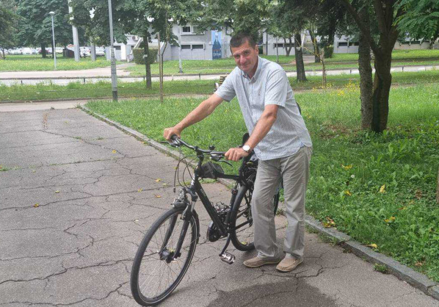 “Kad može Stanivuković, mogu i ja” Grujić juče na posao došao traktorom, danas biciklom, a evo šta je sljedeće (FOTO)