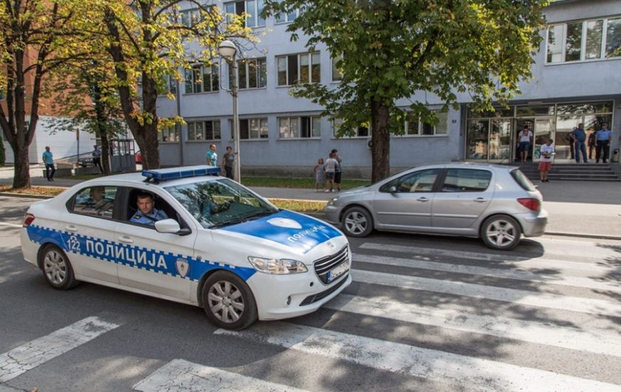 Policija uručila prekršajne naloge: Divljali u saobraćaju u Prijedoru i isticali ratne zastave