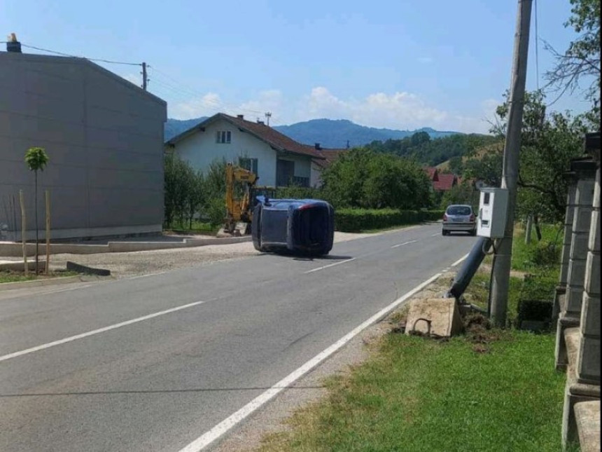 Autom izvalio stacionarni radar, pa se prevrnuo na krov