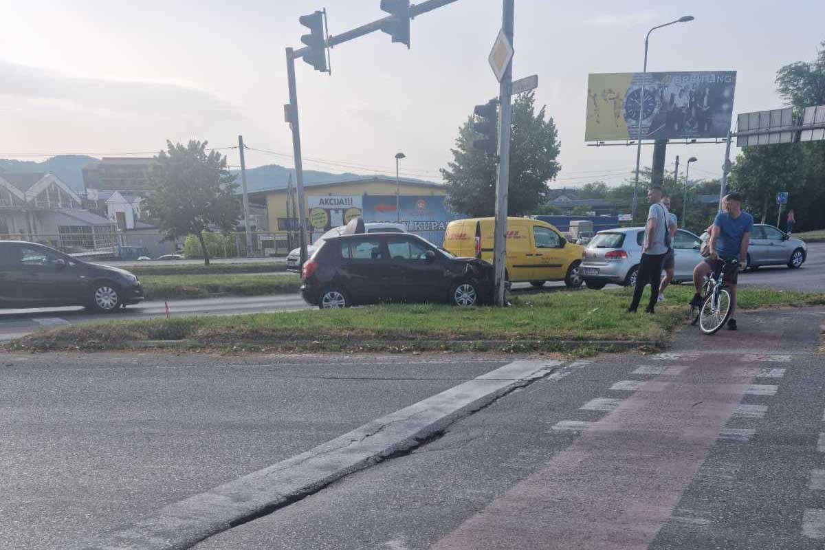 Saobraćajka kod Banjalučkog velesajma, zabio se u saobraćajni stub