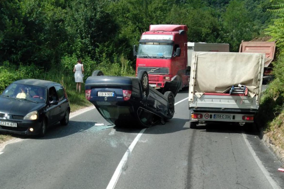 Nezgoda na izlazu iz Banjaluke, vozilo završilo na krovu