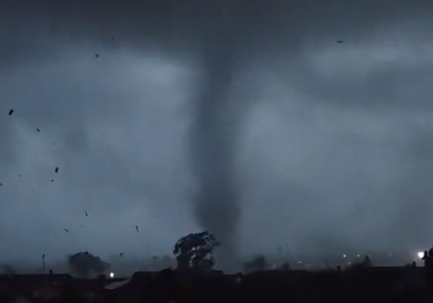 Tornado pogodio Italiju: Nebo usred dana postalo crno (VIDEO)