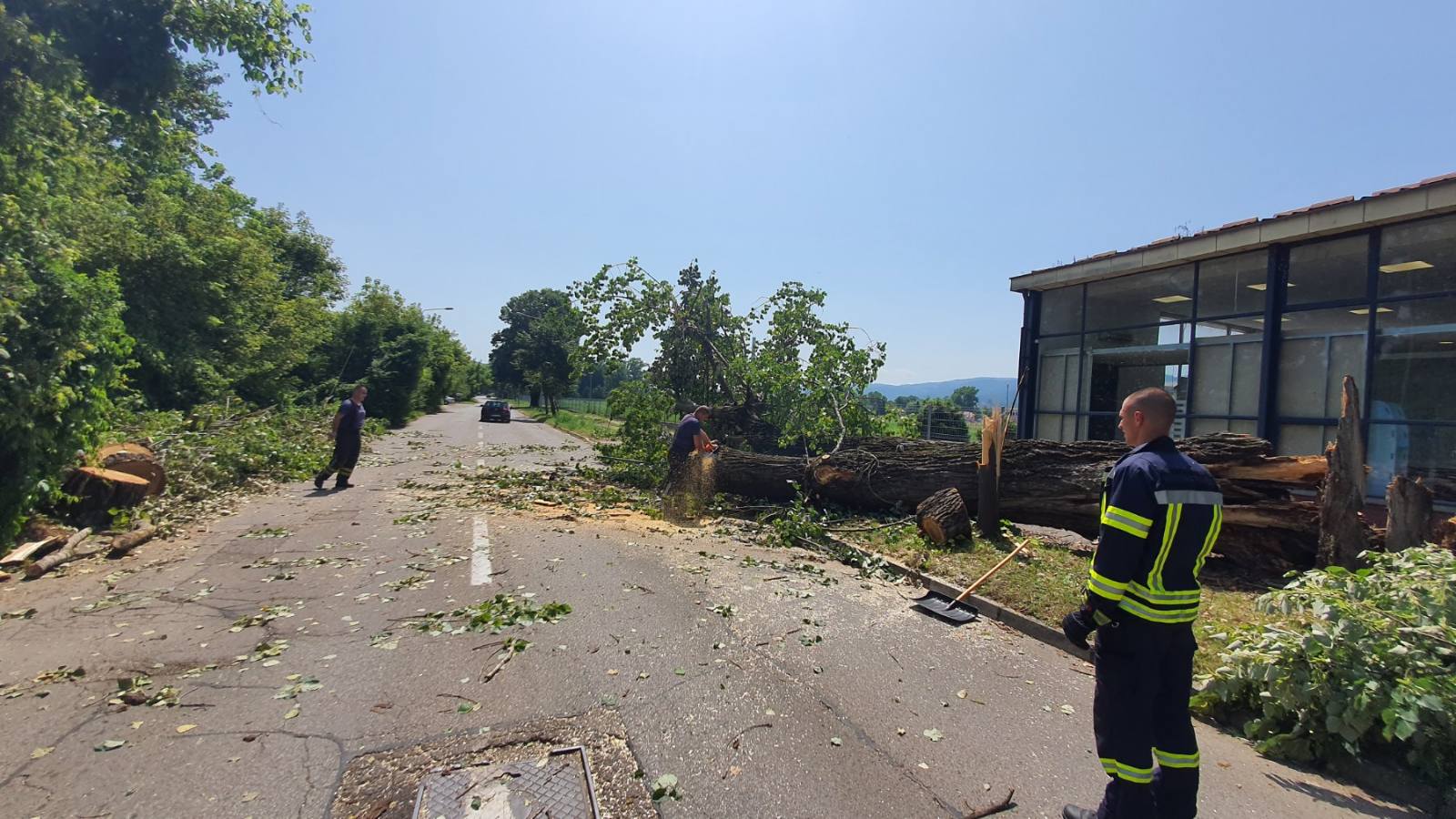 Nadležne službe i jutros na terenu: Saniraju posljedice olujnog nevremena