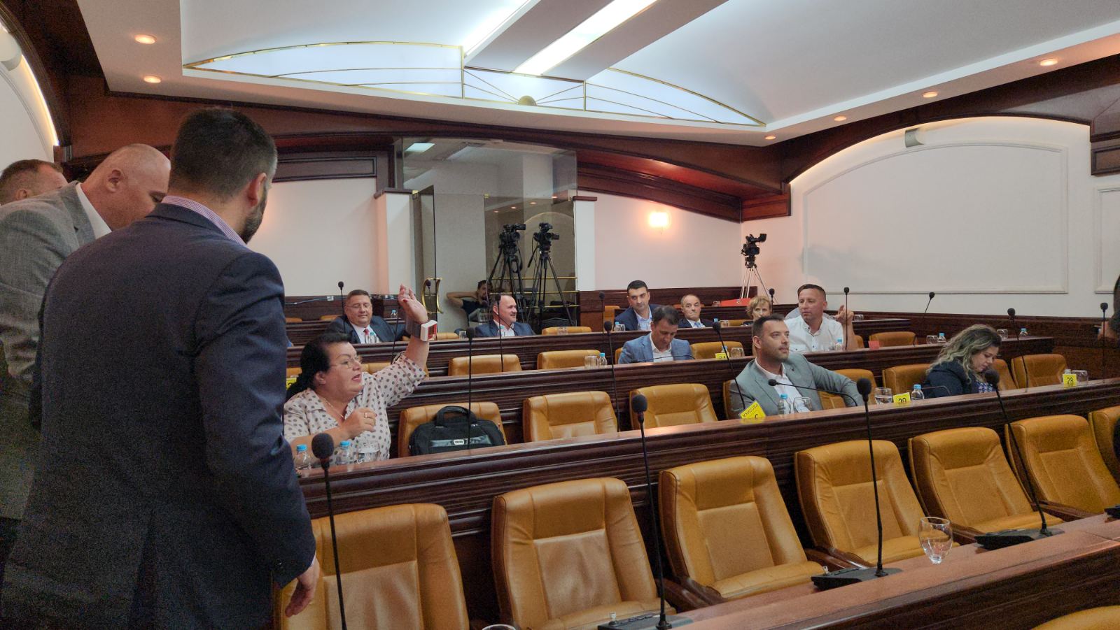 Pozlilo banjalučkoj odbornici kada je njen kolega lupio šakom od sto (VIDEO)