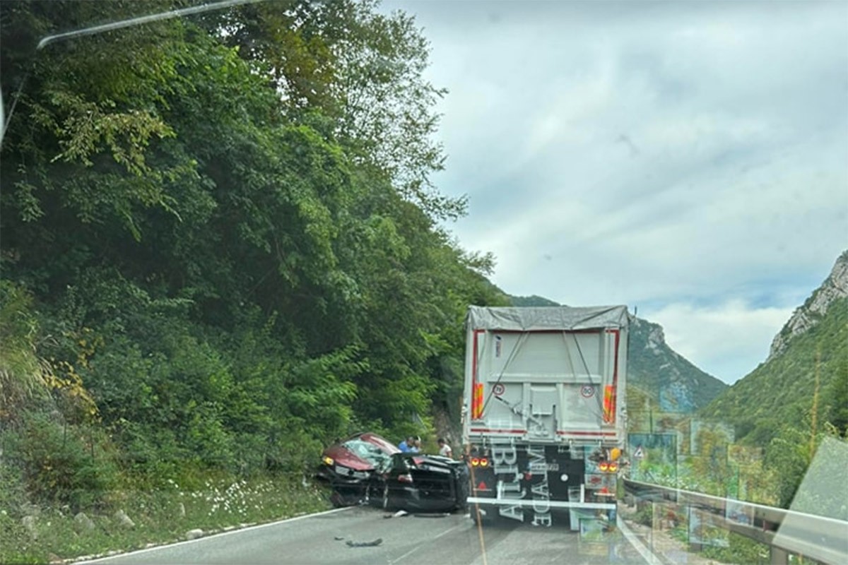 Fotografija pokazuje jačinu nesreće: Teška saobraćajka na putu Jajce – Banjaluka