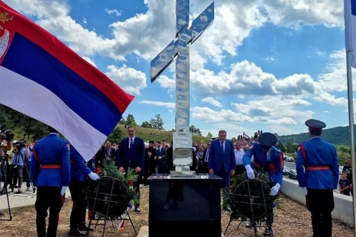 Dodik i Vučić položili vijence: Nećemo zaboraviti srpske žrtve na Petrovačkoj cesti