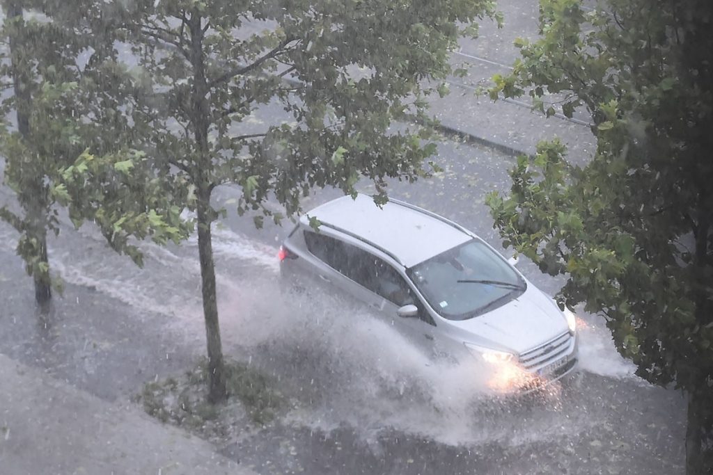 Snažno nevrijeme pogodilo Beograd, vozači se penjali na krovove poplavljenih automobila (VIDEO)