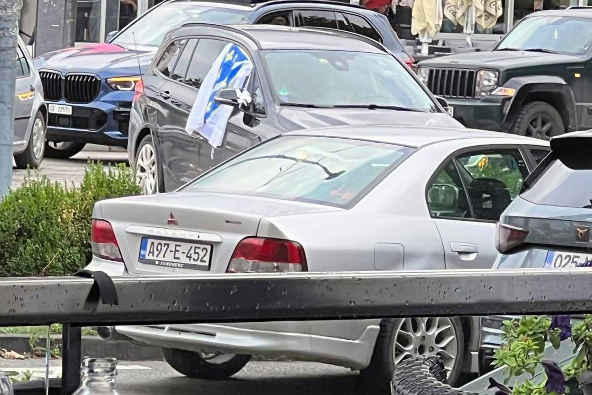 Sankcionisan vozač u Doboju: Na autu istakao ratnu zastavu takozvane Armije BiH (FOTO)