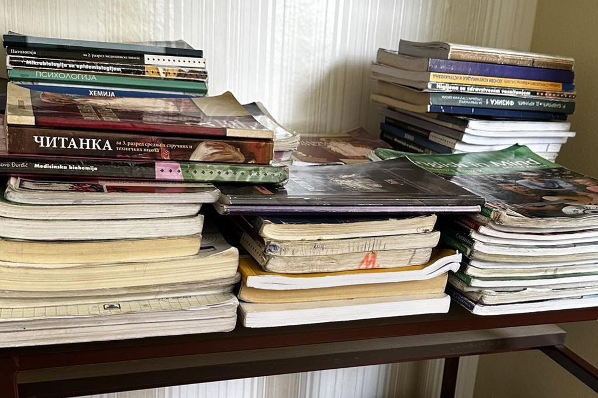 Medicinska škola u Banjaluci pokrenula akciju “Pomozi drugu – pokloni mu knjigu”