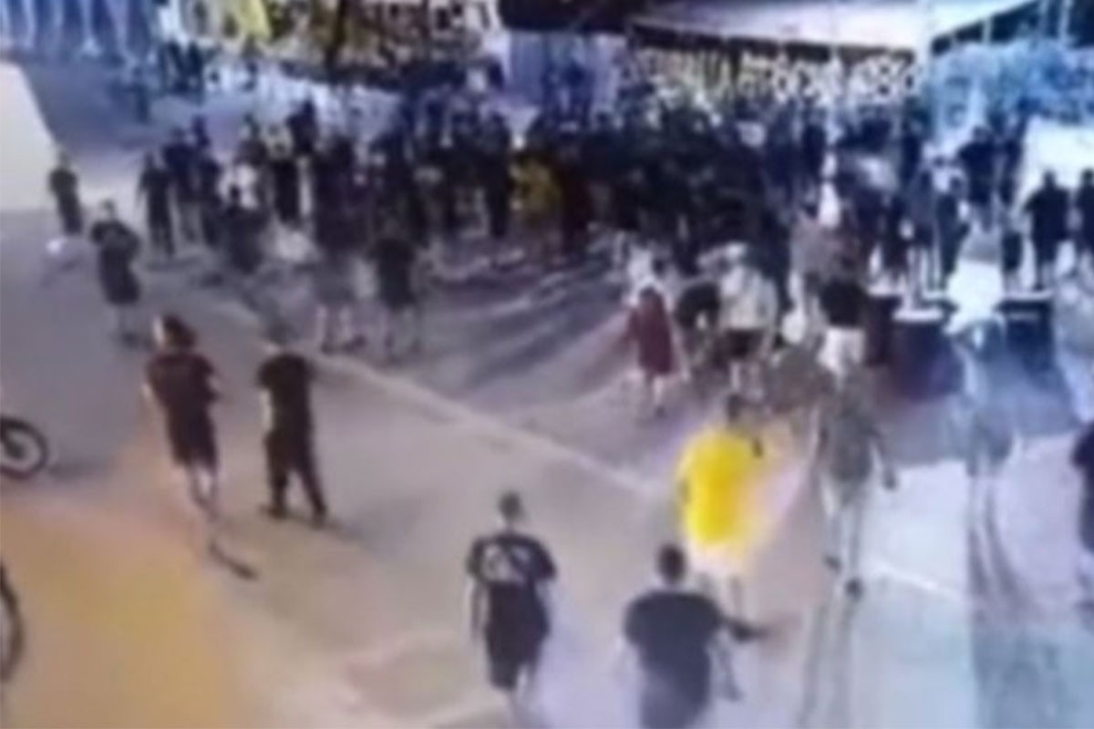 Pojavio se novi snimak tuče navijača Dinama i AEK-a (VIDEO)