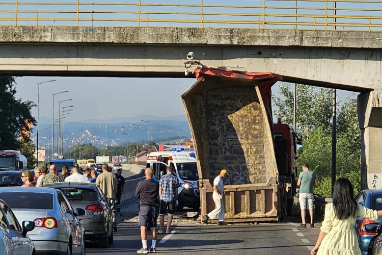 Kamion udario u nadvožnjak na brzoj cesti u Banjaluci, vozač završio na UKC RS (VIDEO)