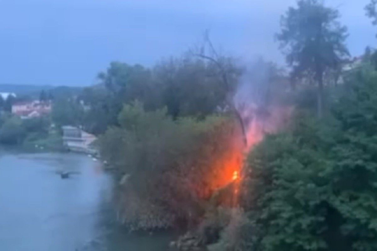 Vatrogasci intervenisali: Požar kod Gradskog mosta u Banjaluci (VIDEO)
