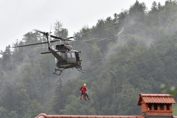 KRITIČNO U SLOVENIJI Helikopter evakuiše građane