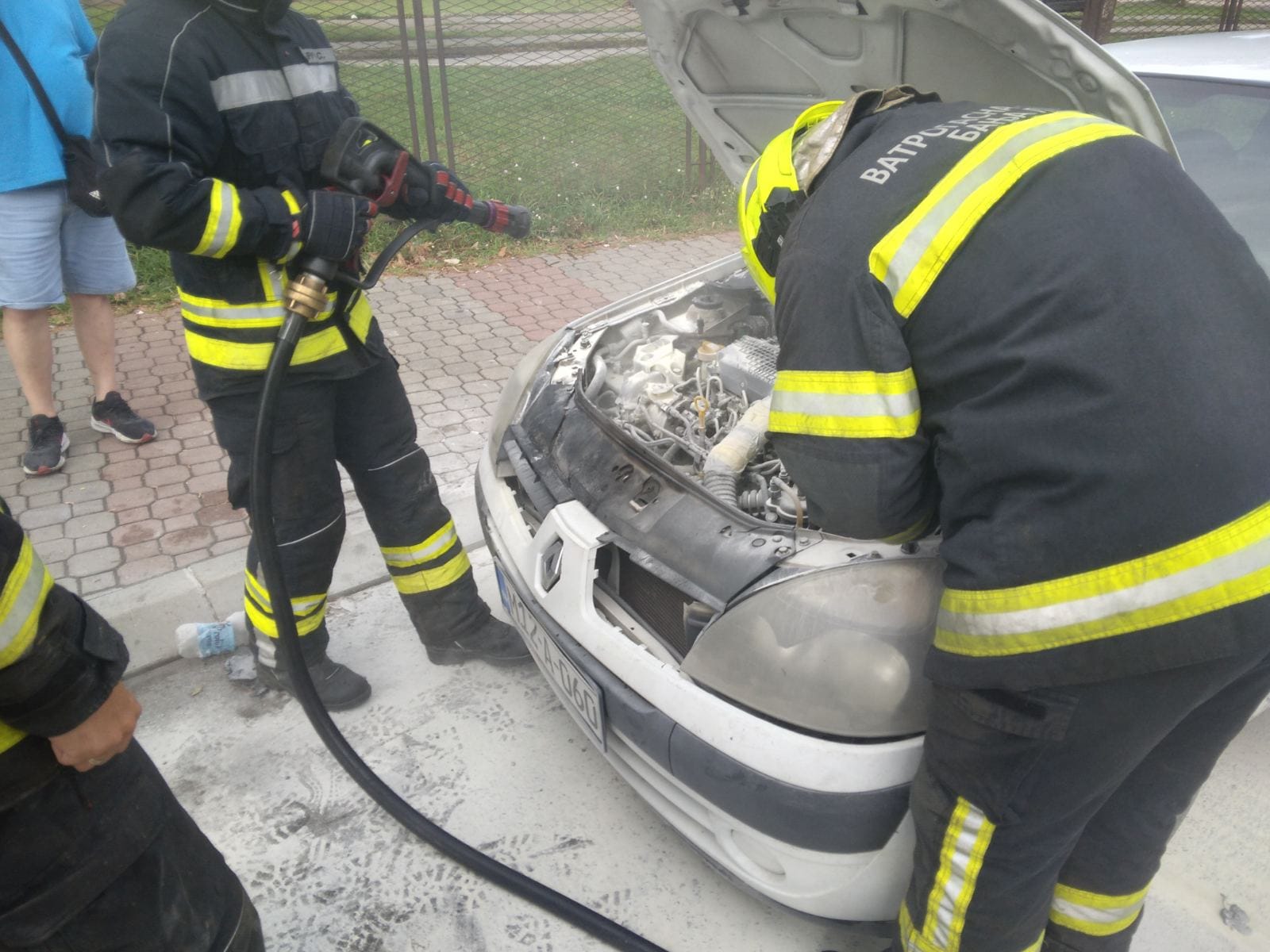 BRZA INTERVENCIJA Banjalučki vatrogasci gasili požar na automobilu (FOTO)