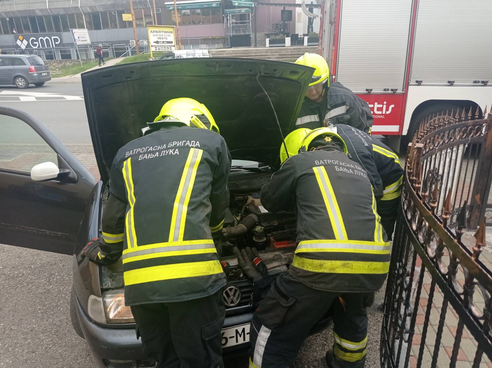 ZAPALIO SE “GOLF” Vatrogasci brzo reagovali i ugasili požar na automobilu (FOTO)