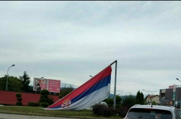 Vjetar srušio zastavu Srbije i oštetio stabla u Banjaluci