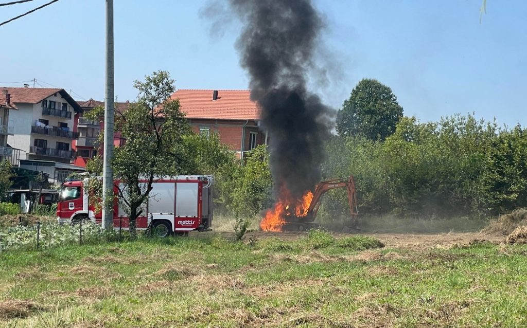 Gorio bager u Banjaluci, intervenisali vatrogasci (FOTO)