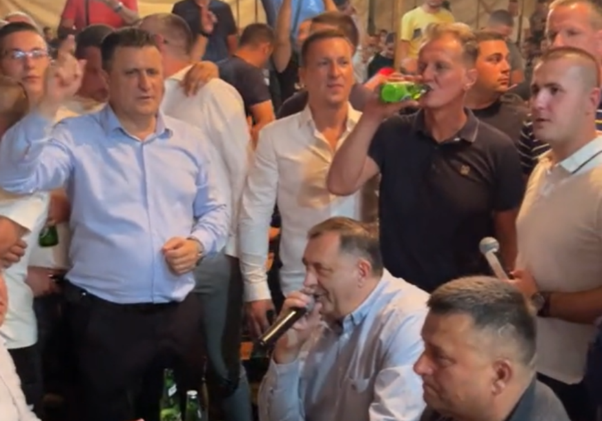 NA ZBORU U MARIĆKOJ Dodik pod šatorom zapjevao “Ne može nam niko ništa” (VIDEO)