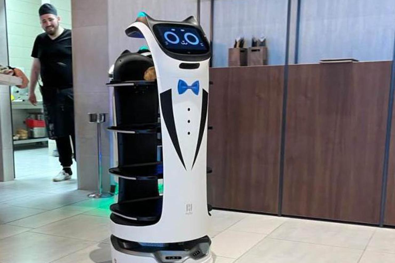 Roboti konobari posluživaće goste u još jednom gradu u BiH