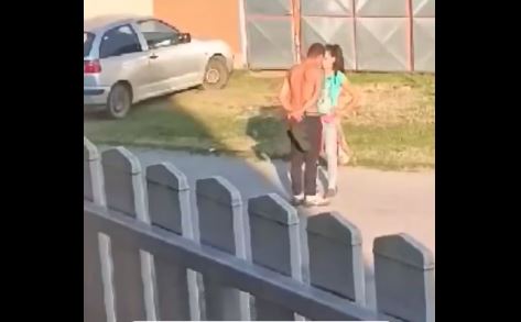 Pijan udarao suprugu u glavu: Jezive scene još jednog maltretiranja žene nasred ulice (VIDEO)