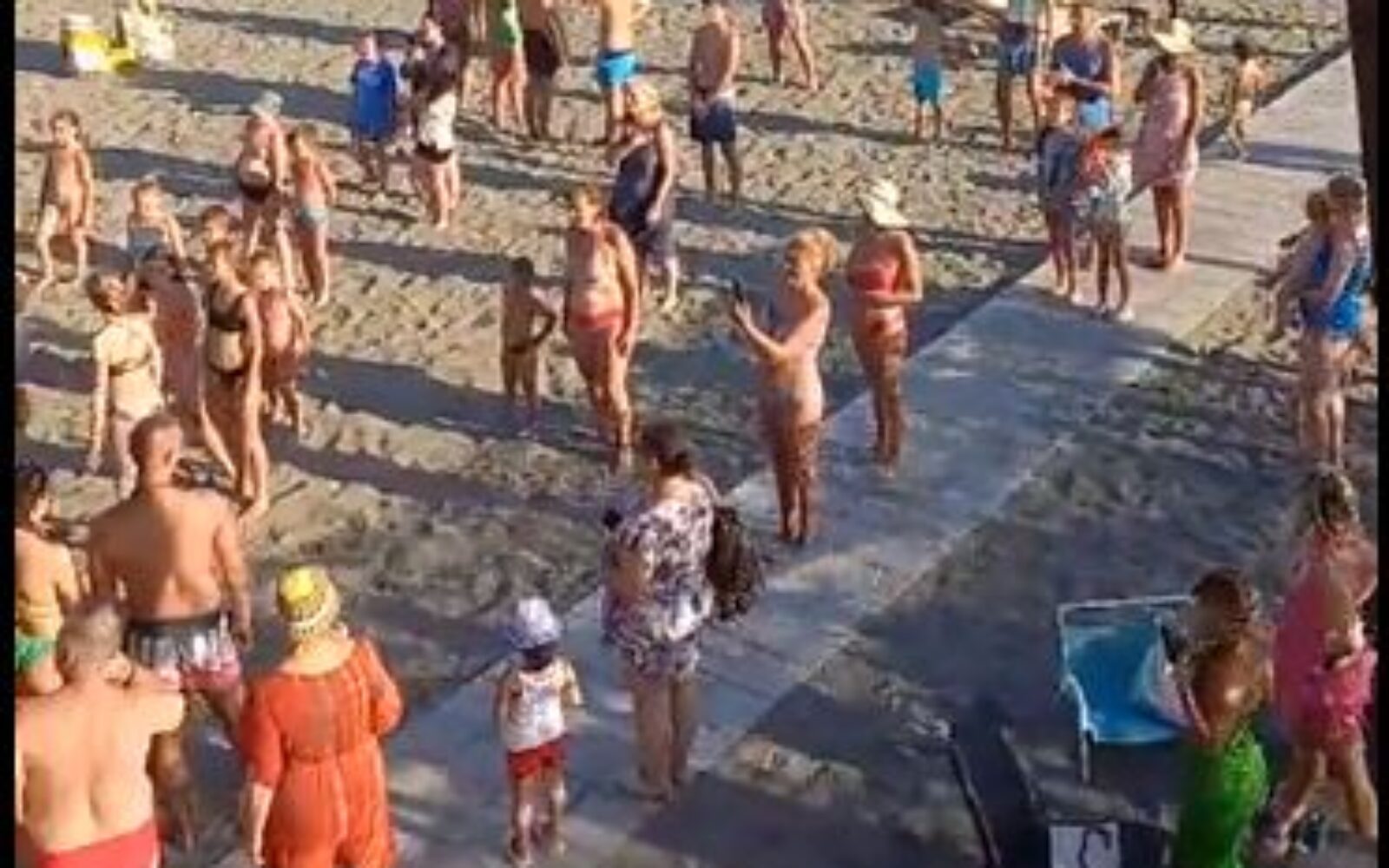 Zasvirala jugoslovenska himna na plaži, pogledajte reakciju kupača (VIDEO)