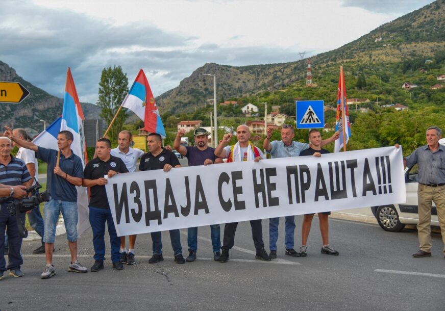 Protesti širom Crne Gore: Građani blokirali saobraćaj u više opština zbog “prekrajanja izborne volje”