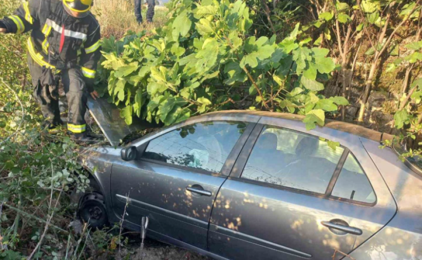 Još jedna teška nesreća u BiH! Automobil sletio sa puta, dvije osobe povrijeđene!