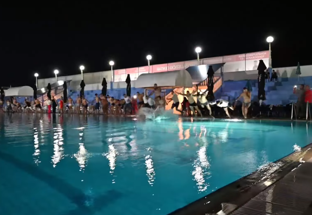 “I U VATRU I U VODU ZA DODIKA” Mladi SNSD-a organizovali performans na bazenima u Doboju (VIDEO)