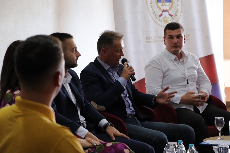 Vrhovac na panel-diskusiji o jačanju omladinskog sektora u Republici Srpskoj