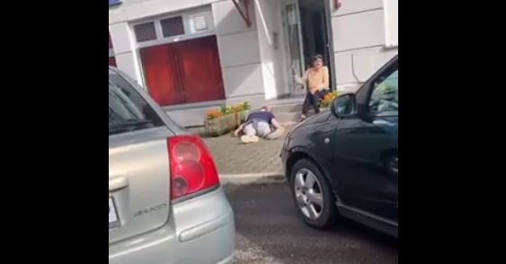 Nije scena iz filma već slika iz Banjaluke: Muškarci nepomično leže na trotoaru, žena sjedi pored (VIDEO)