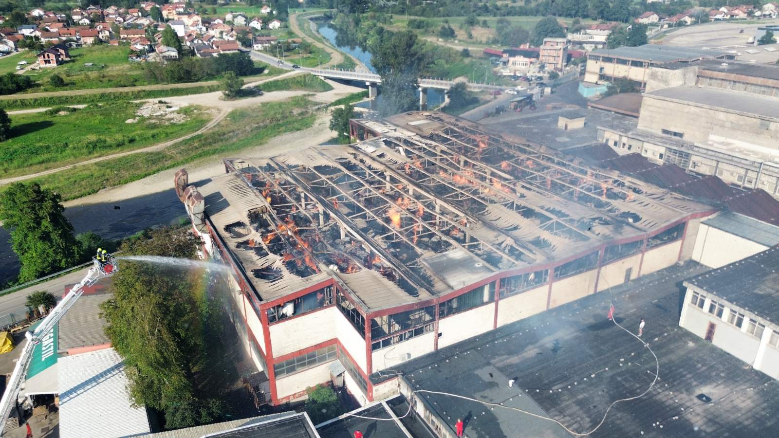 HAOS U BANJALUCI Gori fabrika Celex, vatrogasci nadljuski gase požar (FOTO, VIDEO)