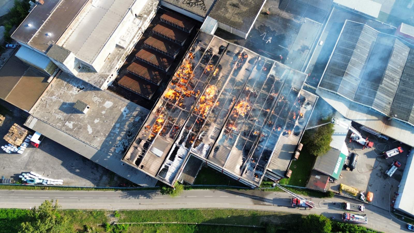 Sve je upućeno u Celex: Banjalučki vatrogasci se BORE SA VELIKOM VATROM (VIDEO, FOTO)