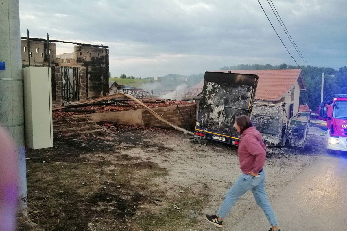 Banjalučki vatrogasci gasili požare automobila, štale i mašine za suđe (FOTO)