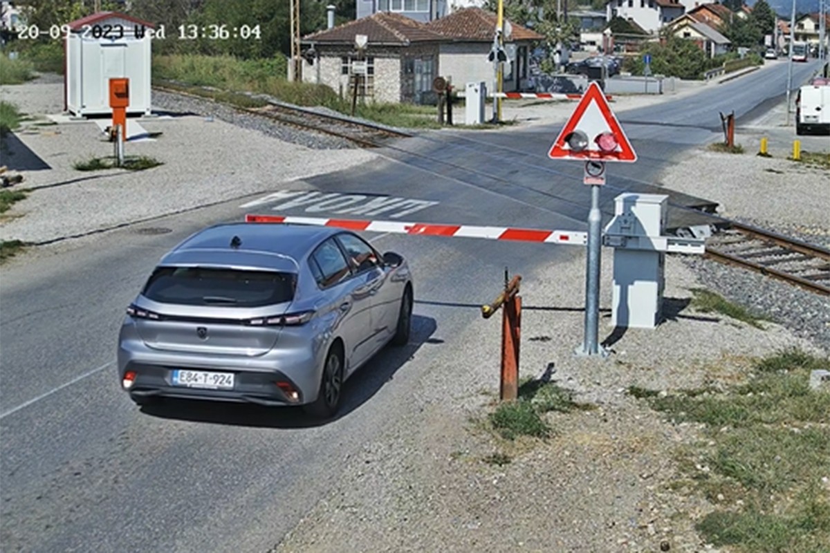 Opet snimljeni! Vozači ne poštuju saobraćajne znakove na prelazu u Banjaluci (VIDEO)