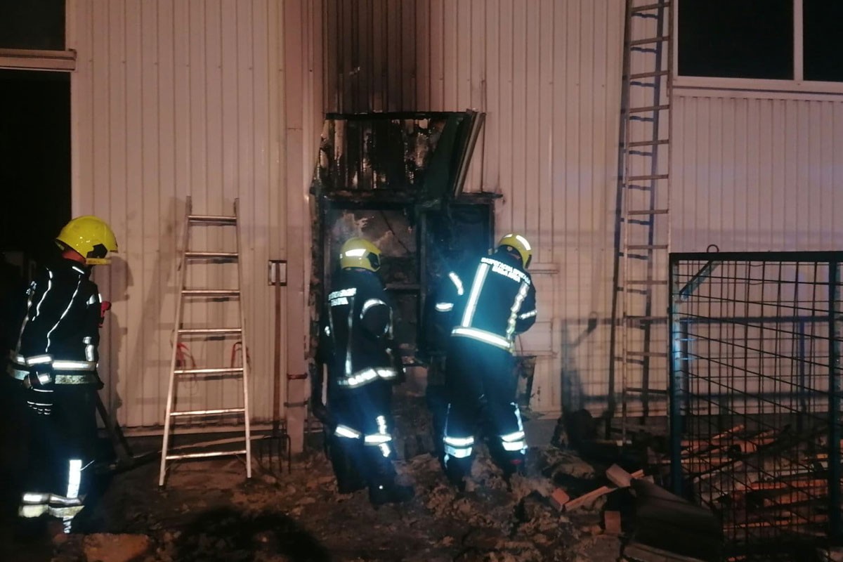 INTERVENISALI VATROGASCI Gorjelo u hali u banjalučkom naselju Ramići (FOTO)