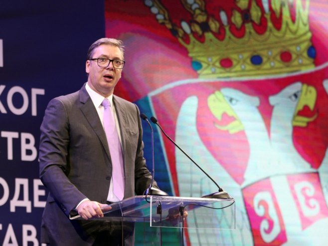 Vučić: Srbi mogu da žive u mnogo zemalja, ali imaju jednu jedinu zastavu i rod kojeg se ne stide