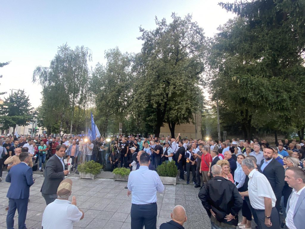 UPRKOS ZABRANI Održan protest opozicije ispred NSRS (VIDEO)