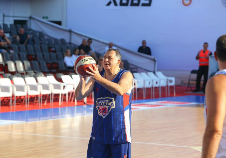 UPISAO SE Dodik zaigrao košarku u revijalnom meču i uspio da postigne poene (VIDEO)