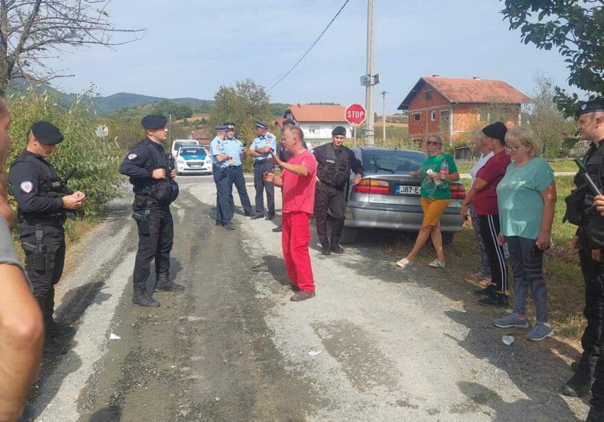 Gužva u Bistrici: Kamioni sa ugljem krenuli kroz selo, mještani blokirali put, intervenisali specijalci