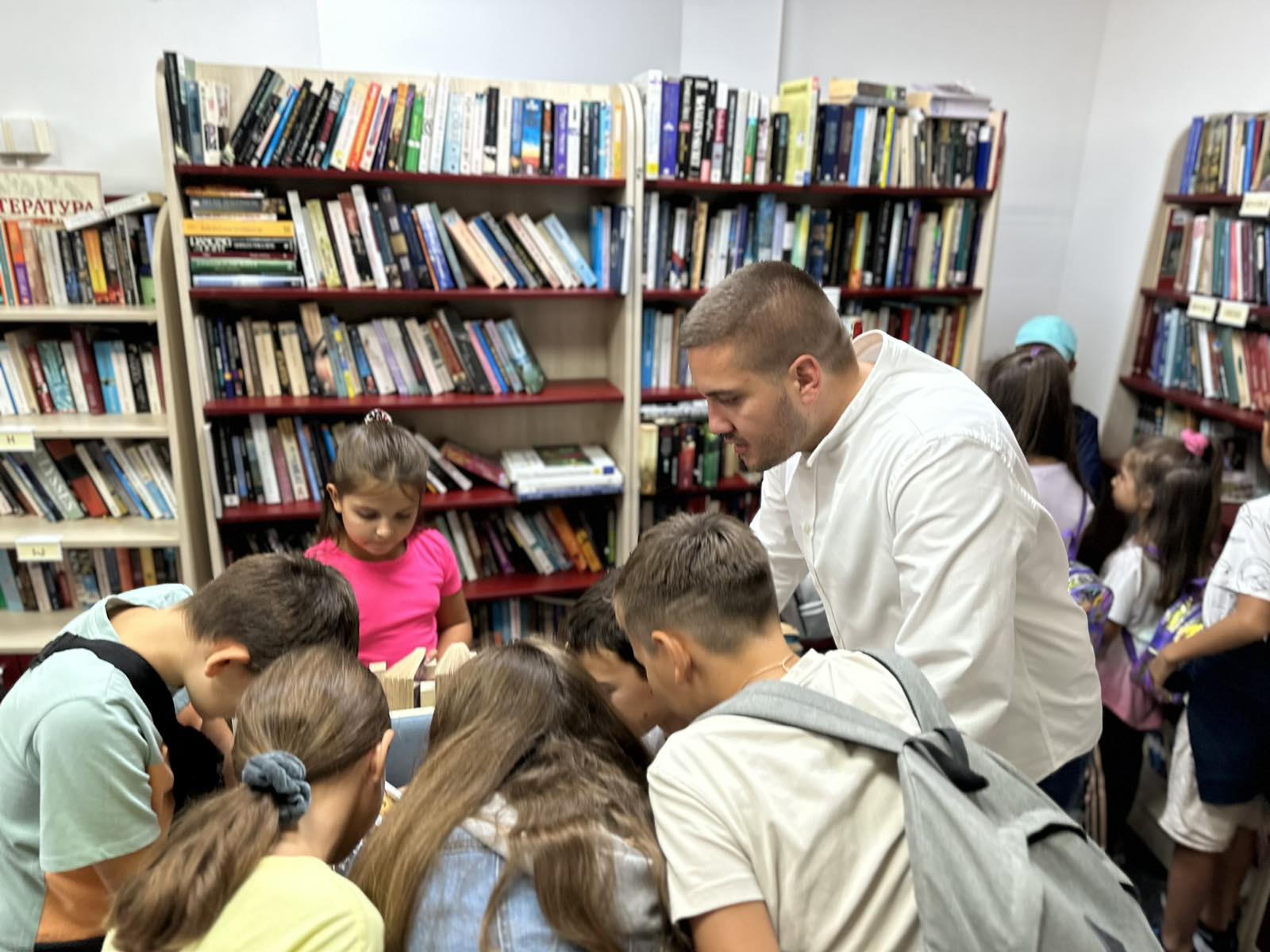 Drinić sa sveštenicima i djecom iz Benkovca u Biblioteci: Vraćanje Кočićevim mudrostima