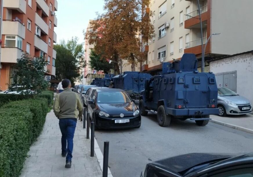 Razbijena stakla, oklopna vozila pored vrtića, građani uznemireni: Prve fotografije i snimci upada policije u KBC u Mitrovici (VIDEO, FOTO)