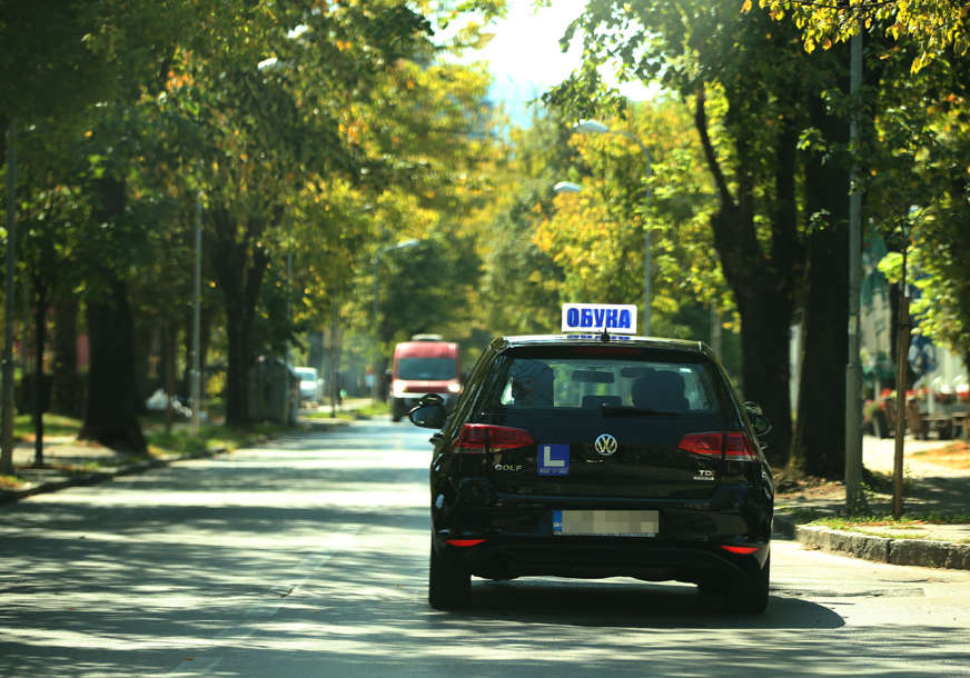 CIJENA BI BILA 1.100 KM Crveno svjetlo poskupljenju obuke za vozače